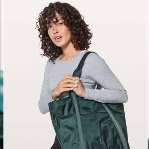 S O L D โผ๏ธ NWT Lululemon LIVE FREE TOTE 20L